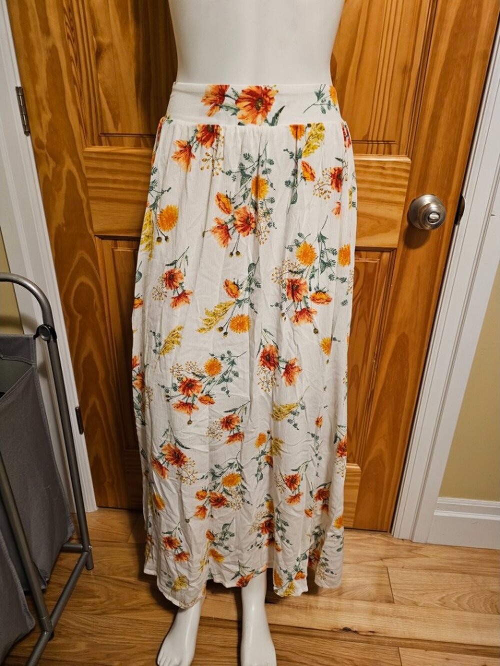 💙 36. Torrid 2X White Floral Skirt